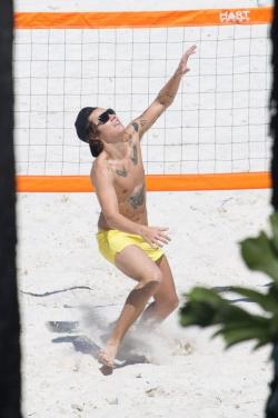 narryclass:  Harry playing beach volleyball on the Gold Coast