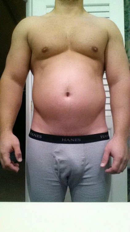 extrahelpings:  mrmusclechubs:  Yes, guys have cellulite too. I’m starting to get back rolls. :/  Ugh, want.
