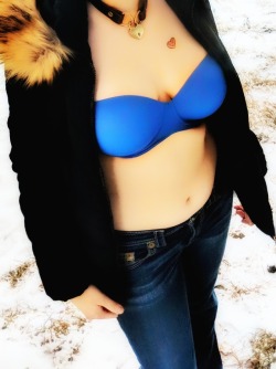 Flashing the bra outside! Nothing like being a naughty exhibitionist