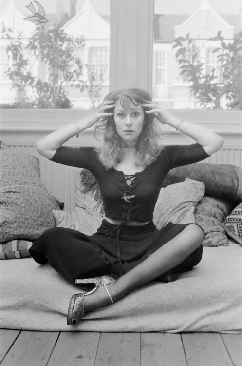 erosioni:  Helen Mirren at her house, Fulham, London, 1975.