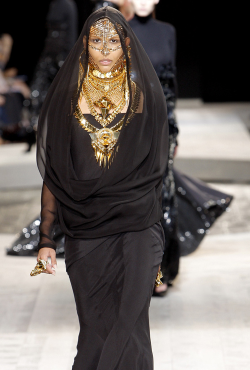 giveme-givenchy:  Ana Carolina Reis for Givenchy Fall 2009 Couture