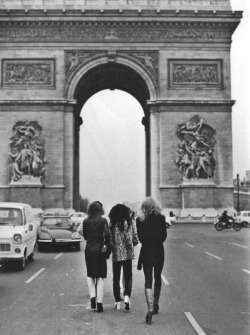 zombiesenelghetto:  The New York Dolls at L’Arc de Triomphe,