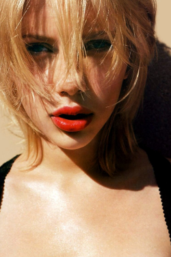 bowsur:  .Scarlett Johansson. | taken by unknown   Via definitecuties.