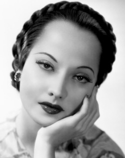 summers-in-hollywood:Close-up of Merle Oberon for Folies Bergère