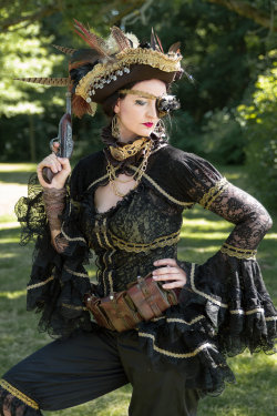 steam-girls:  Steampunk pirate posingby S-T-A-R-gazer