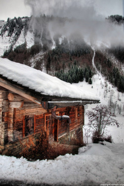 dollyd1965:  gyclli:  Winter cabin nuage *** By romvi  🌟🌠🌟