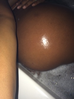 chynapussy:  I like to play with pussy in tub. It’s for you…..bubble