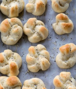 suisehomemaker:  Homemade Garlic Knots via I Heart Eating  Im