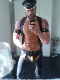 rubberbcn:  LEATHER MUSCLES 