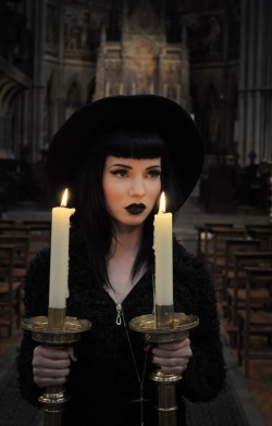 trillista-goth:  Vivi for Blue Rinse Vintage (via toriabrightside.tumblr.com)