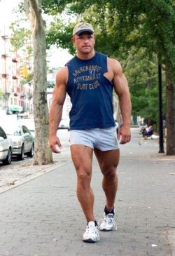 muscletits:  Pure muscle slut:  tight shorts that show the oaks