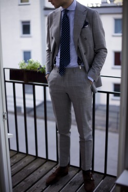 takeitofftherack:  Summers delight.  New prince of Wales suit