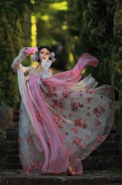 ziseviolet:Traditional Chinese Hanfu   from 游园惊梦汉服.