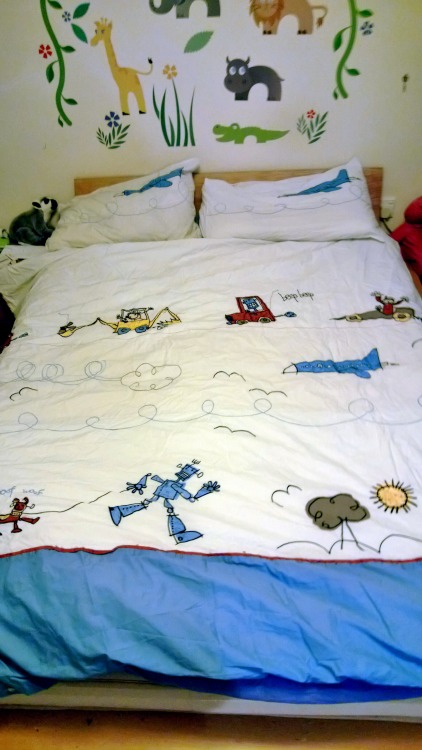 toddlerdavy:  Do you like my duvet and pillow covers? Reasonably childish, eh?  Suits my beezer boy’s bedroom very well.