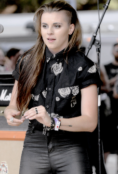 lynnsgunn:   Lynn Gunn of PVRIS performs during the 2015 Vans