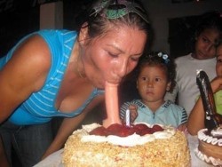 alinesuanny:  That’s not how you blow out a candle! - Imgur