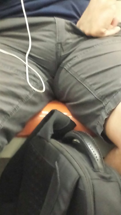 chicosparatodos:  Pelado paquetudo en el metro… Mientras más lo miraba, más me calentaba, y más apretaba las piernas para que se le marque el paquete :3