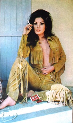 vintage-women-smokers:  Edwige Fenech 