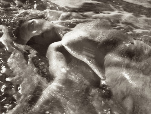 henk-heijmans:  In the waves, ca. 1945 - by Ruth Bernhard (1905