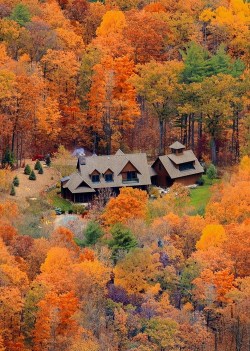 bluepueblo:  Autumn House, Albany, New York photo via redhouse