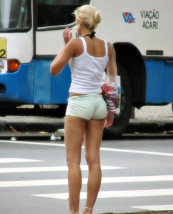 peepys-roadrunner:  Candid of some seriously short and tight