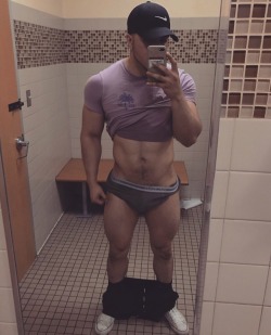 bromofratguy:  fatheragent:  📷  Body goals 