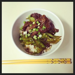 the-anal-destiny:  Steak with snow peas.  NOTICE: panda chopsticks