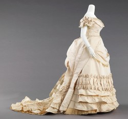 history-of-fashion:  ab. 1872 Ball gown (Attributed to House