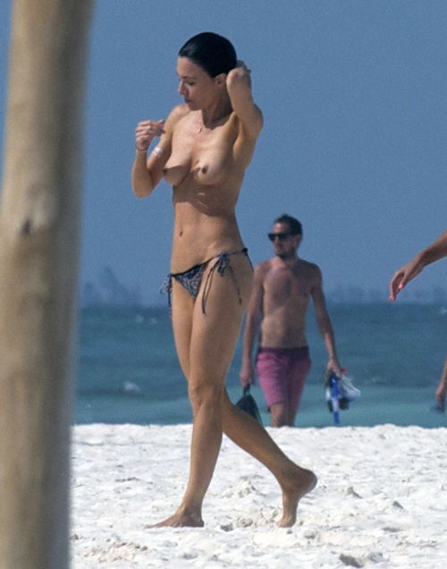 toplessbeachcelebs:Jamie MurrayÂ topless at the beach in MexicoÂ (July 2014)