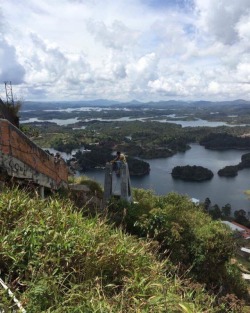 #guatape #pueblo #Colombia #elpenol #elpeñol #bigassrock almost