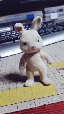 theinturnetexplorer:  Dude turns little bunny toy into a battle
