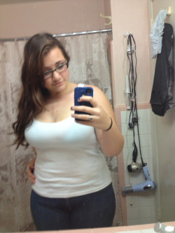 maraannemeyow:  I adore white tank tops with my tits yes 