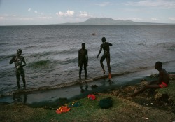 ouilavie:Chris Steele-Perkins. Kenya. Lake Victoria. 1983.