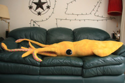 lizardlicks:  thebloodybitchdragon:  build-a-diy:  8-foot giant squid pillow. You’ll need: 2 yards of felt 1 yard of patterned fabric (I suggest a polka dot-type pattern so it looks like suction cups) 1 medium piece of black felt, 1 medium piece of