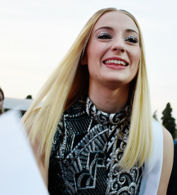 thronescastdaily:Sophie Turner attends the Premiere of X-Men: