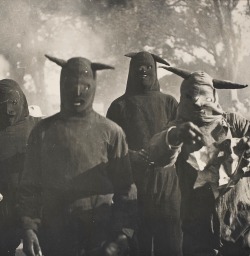 oedameux:  ph. Kati Horna, Untitled, Carnaval de Huejotzingo,