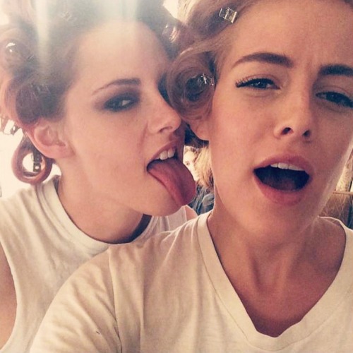 Kristen Stewart and Riley Keough before the MET Gala 2014 (may 8)