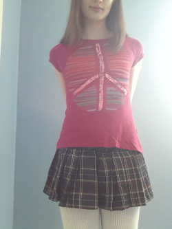 69pantymeat:  sissy-scarlet:  made a simple set of me playing with my toy :D ill upload some webms too!   Hot