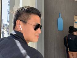 ppl are wearing those airpods like theyre 24 carat earrings.