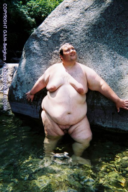 blubberchubx:  Is there a feeder that want fatties like the piggy in the bottom photo? Because I want to be made into such a pathetic helpless blob.  I have someone in mind for that last picture…