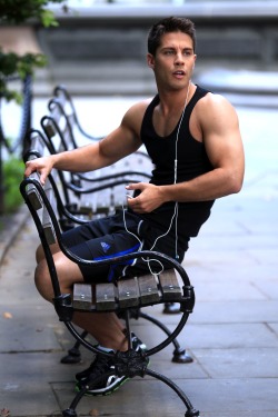 happyhealthysarah:  my-own-strength:  is that Dean Geyer?!  I