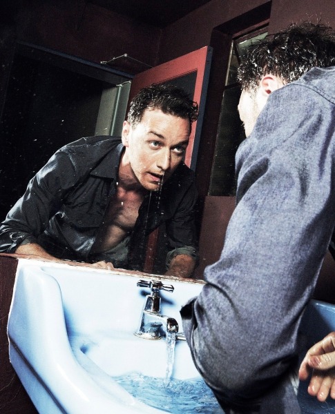 Some amazing James McAvoy mirror pics.Scream bodyswap/bodytransformation to me. Washing your face then looking at your new reflection. 