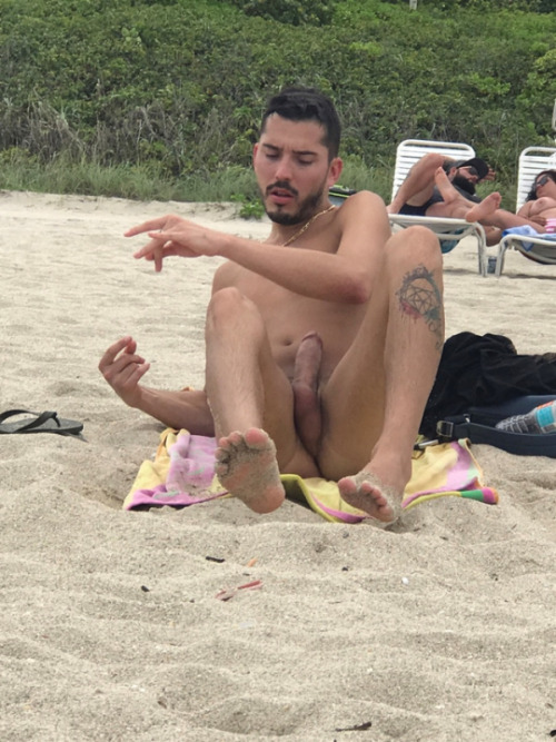 penisproudman:  BEACH ERECTIONSRarely seen display of penis pride.  