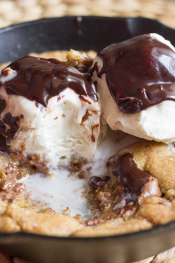 fullcravings: Salted Rolo Chip Pizzookie with Hot Fudge 