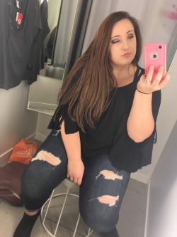 lost-girl-brandy:  H&M dressing rooms have the best lighting