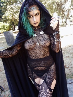 amyfantasy:  I am the fairest witch in the west 🎃  Started