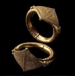 gemma-antiqua:  Fatimid gold bracelets, dated to the 11th century