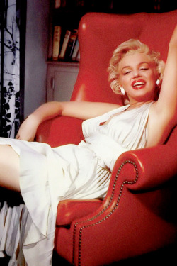 ourmarilynmonroe:  Marilyn Monroe on the set of The Seven Year