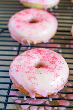 savagelydelicious:Strawberry Frosted Doughnuts