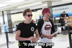 calumsexual:  mukenope:  +  did michael just annoy the paparazzi